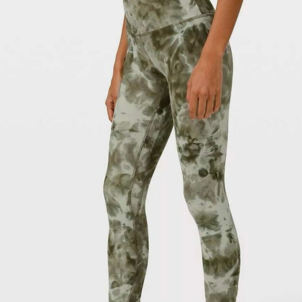 Excellent condition Lululemon size 4 Align Diamond dye olive leggings